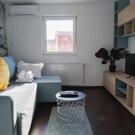 Apartment Sunlit Urban Oasis *
